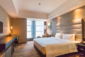 Superior Double Room | Minibar, in-room safe, desk, blackout drapes