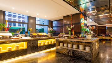 Daily buffet breakfast (CNY 68 per person)