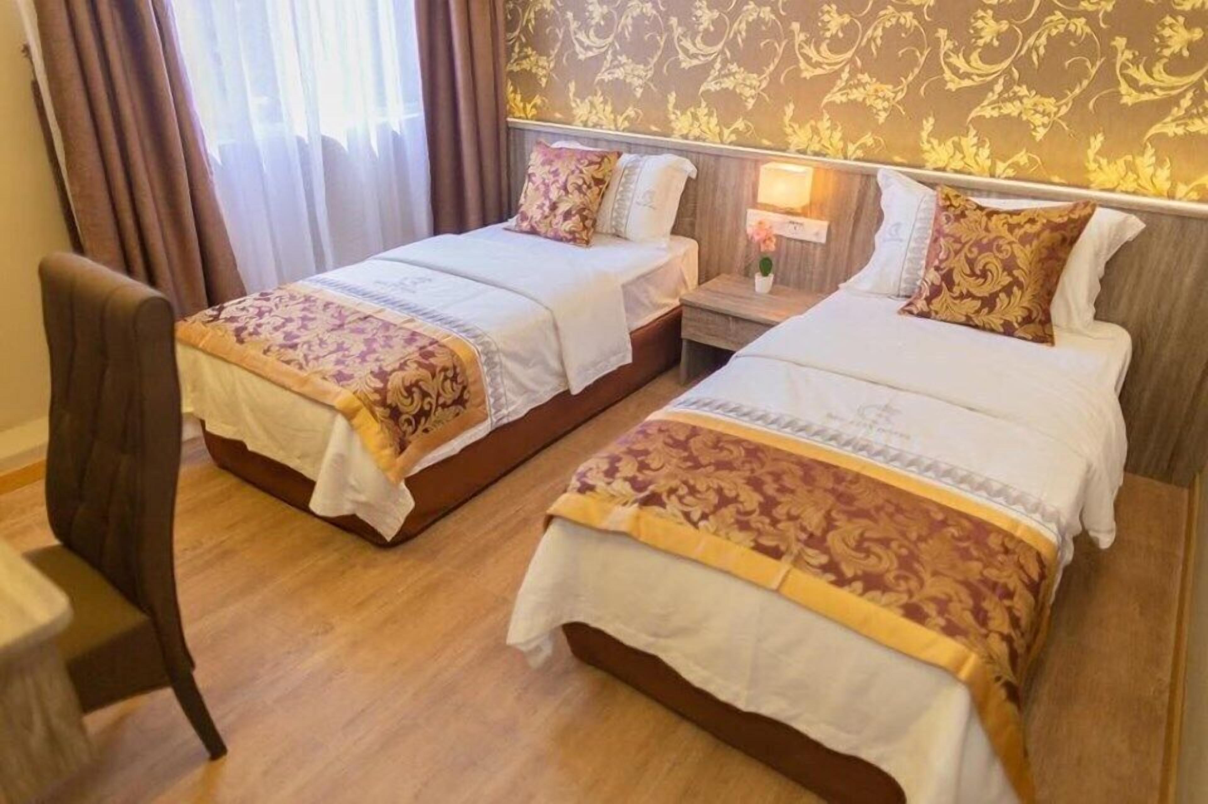 twin room | desk, free wifi, bed sheets