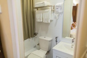 Dusch, gratis toalettartiklar, hårtork och handdukar