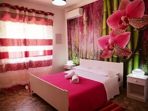 مكتب وأسرّة قابلة للطي وواي فاي مجانًا وملاءات أسرّة