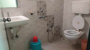 Un baño con lavabo, inodoro y ducha.