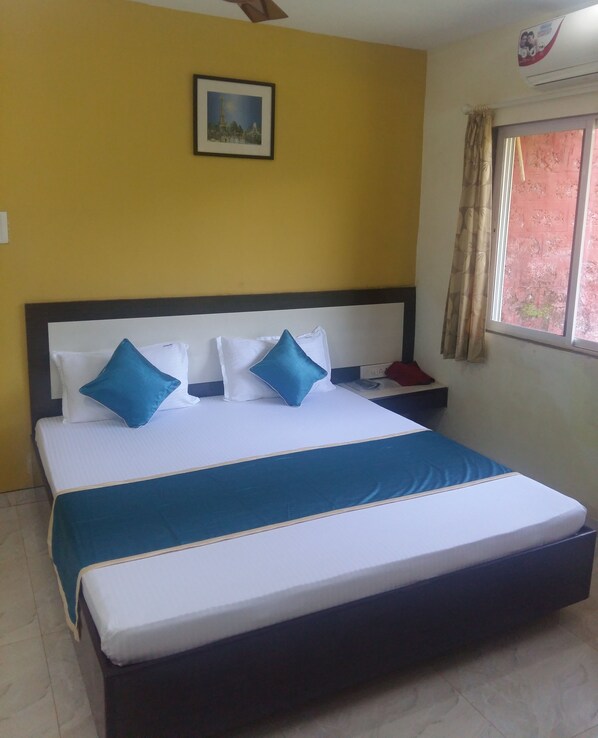 セーフティボックス (室内)、デスク、ベッドシーツ