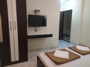 Caja de seguridad en la habitación, escritorio y ropa de cama 