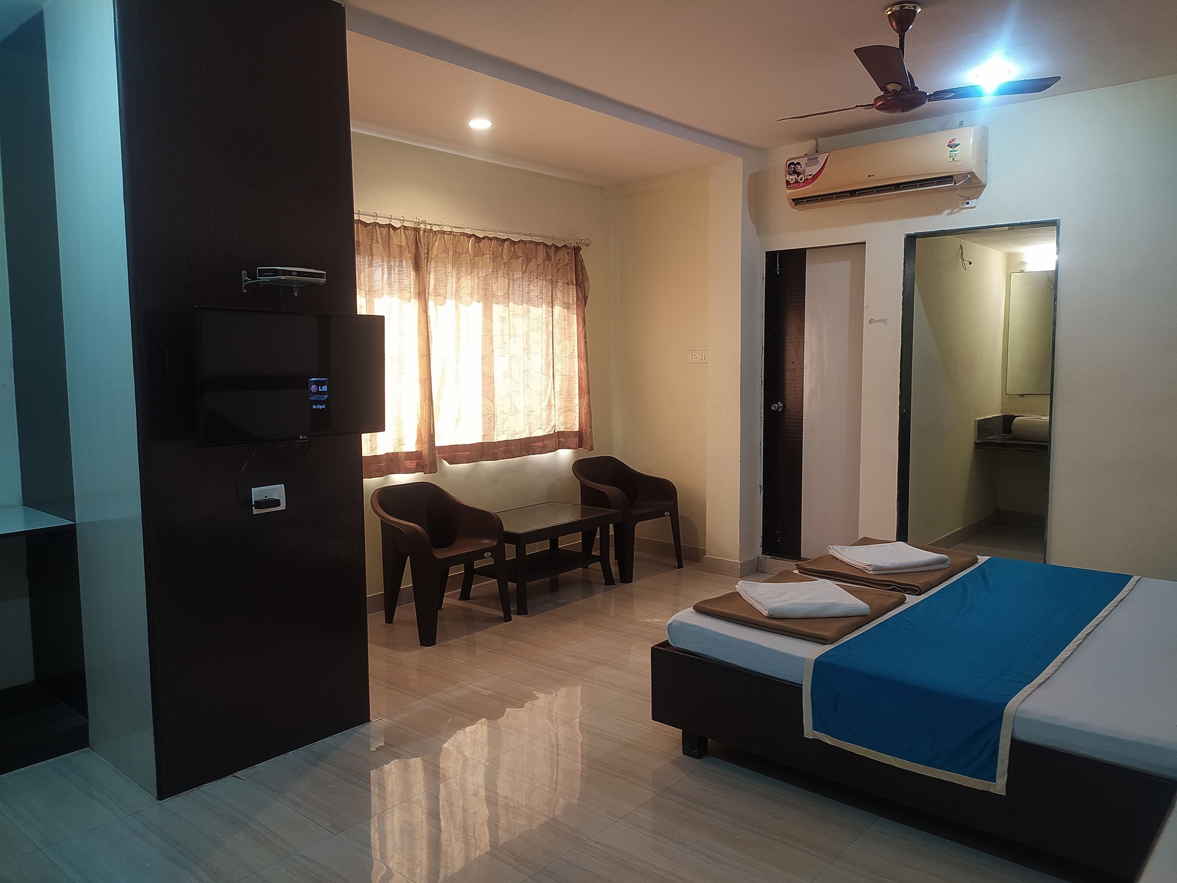 Suite Room AC | In-room safe, desk, bed sheets