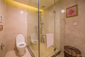 A bathroom with a glass-enclosed shower, a toilet, and a sink. - Li Jiang Tang Feng Yard No.3 (Lijiang)