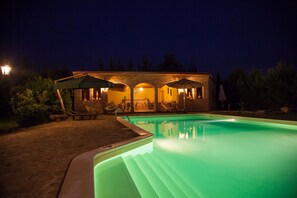 Una piscina al aire libre de temporada