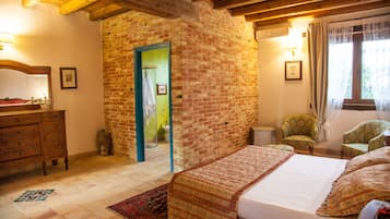 Quarto casal luxo | Roupas de cama premium, frigobar, berços (sobretaxa), Wi-Fi de cortesia