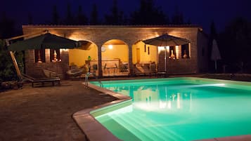 Kauden mukainen ulkouima-allas