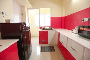 Apartamento Deluxe | Cocina privada | Frigorífico grande, microondas en la zona común y hervidor eléctrico