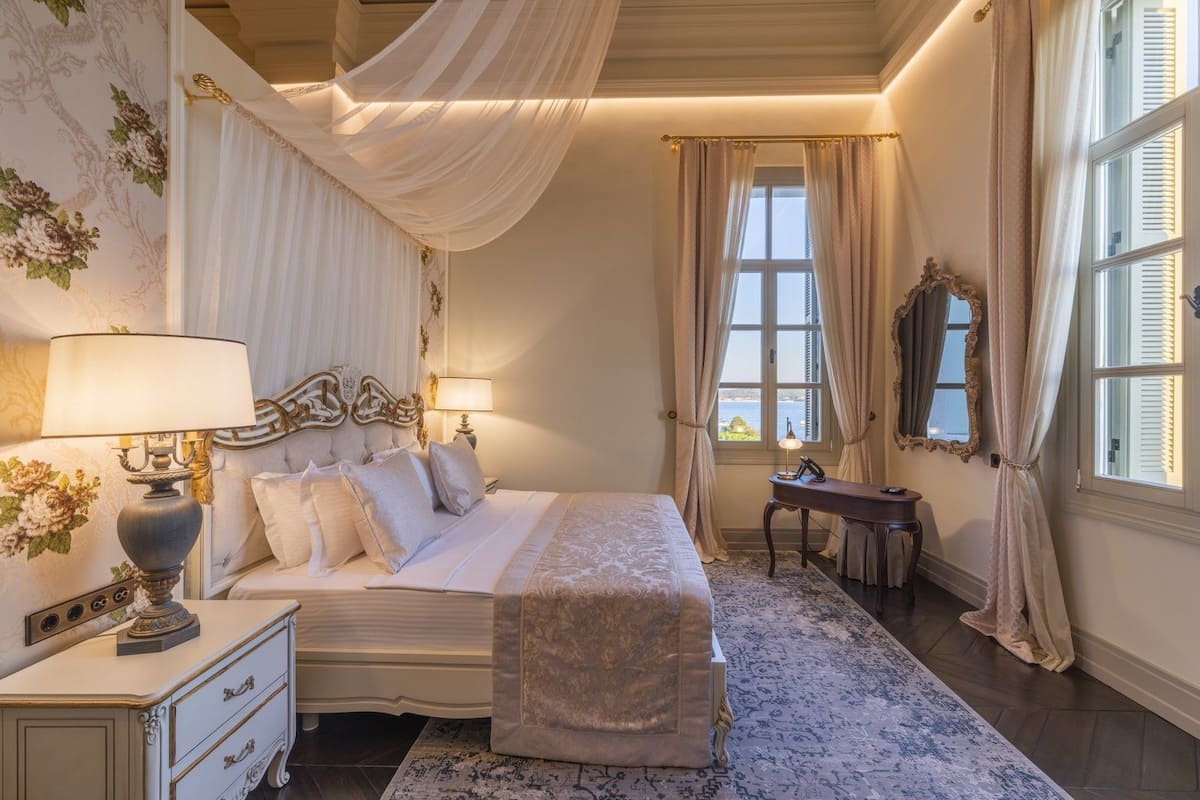 Suite, 1 cama de matrimonio, no fumadores, baño privado | 1 dormitorio, ropa de cama de alta calidad, caja fuerte