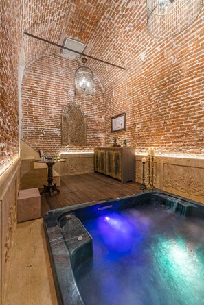 Suite, 1 Queen Bed, Non Smoking, Jetted Tub | Premium bedding, in-room safe, laptop workspace, blackout curtains