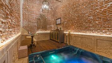 Suite, 1 Queen-Bett, Nichtraucher, Whirlpool | Hochwertige Bettwaren, Zimmersafe, laptopgeeigneter Arbeitsplatz