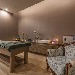 Parihoitohuone(ita), höyrysauna, vartalohoitoja, aromaterapiaa