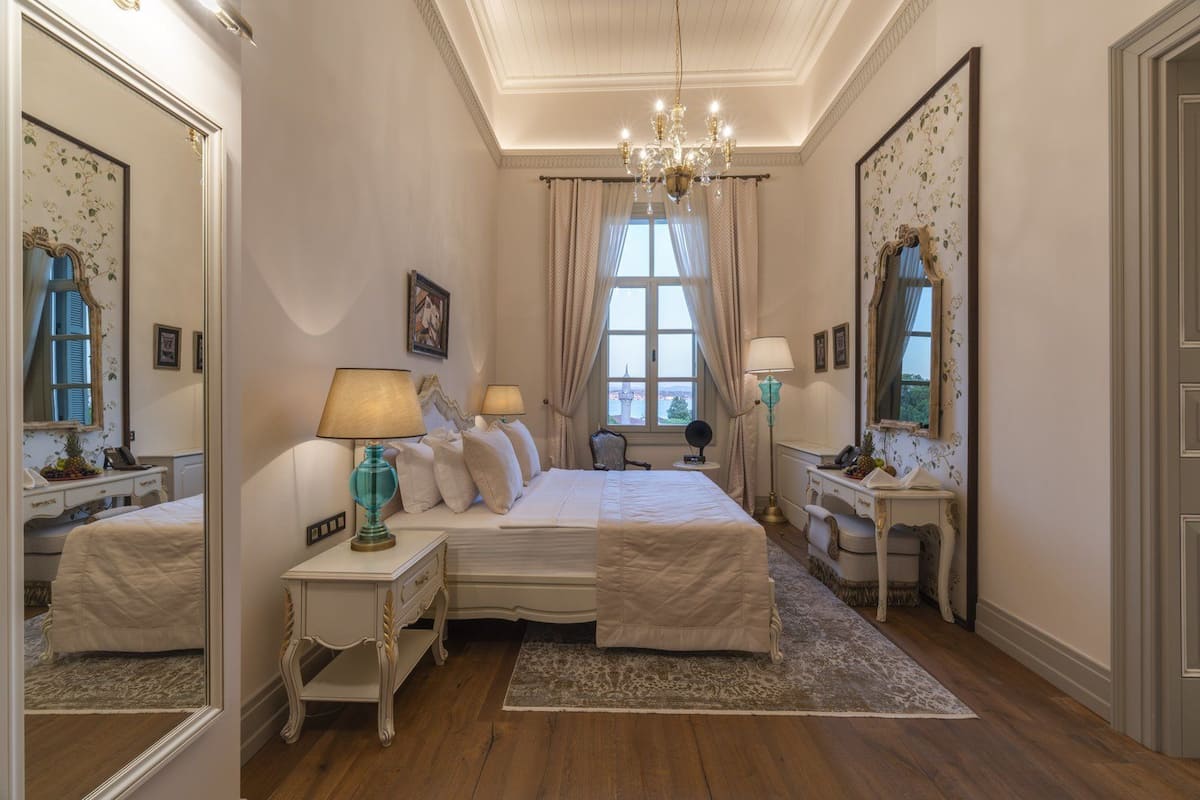 Habitación Deluxe, 1 cama de matrimonio, no fumadores, vistas parciales al mar | 1 dormitorio, ropa de cama de alta calidad, caja fuerte
