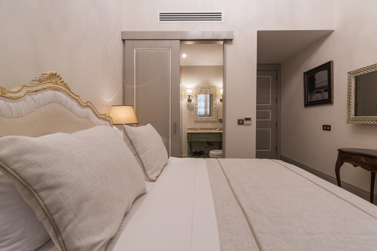 Habitación superior, 1 cama doble, no fumadores, en edificio anexo | 1 dormitorio, ropa de cama de alta calidad, caja fuerte