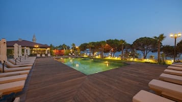 Een seizoensgebonden buitenzwembad, gratis zwembadcabana's