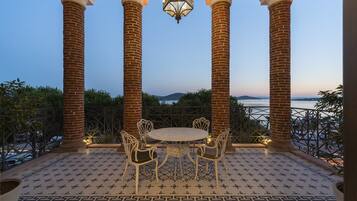 Suite, 1 King Bed, Terrace, Sea View | Premium bedding, in-room safe, laptop workspace, blackout drapes