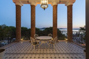 Suíte, 1 cama King, terraço, vista para o mar | Roupas de cama premium, cofres nos quartos