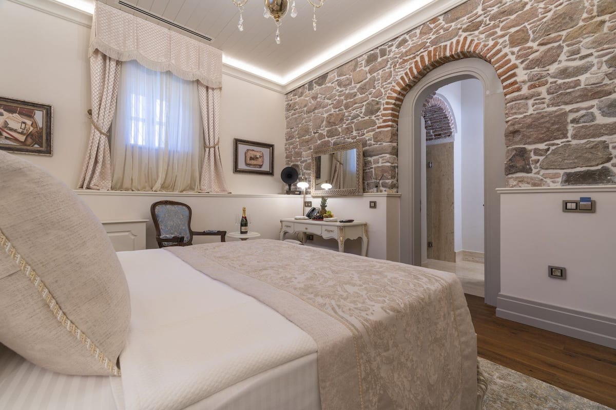 Habitación superior, 1 cama de matrimonio, no fumadores | 1 dormitorio, ropa de cama de alta calidad, caja fuerte