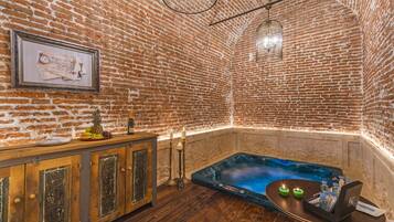 Suite, 1 Queen Bed, Non Smoking, Jetted Tub | 1 bedroom, premium bedding, in-room safe, laptop workspace