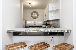 Appartement luxueux | Cuisine privée | Réfrigérateur grande capacité avec congélateur, four à micro-ondes