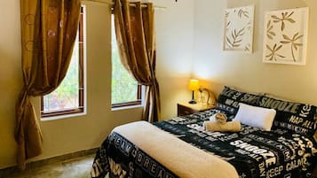 Basic Apartment | Desk, iron/ironing board, bed sheets