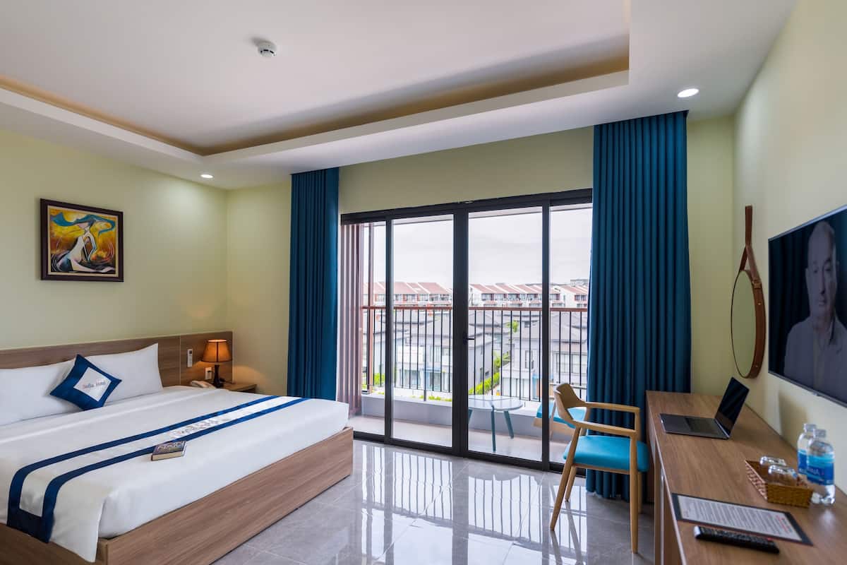 Deluxe Double Room, Balcony | Meja, Wi-fi percuma 