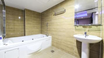 VIP | Badezimmer | Kostenlose Toilettenartikel, Haartrockner, Handtücher