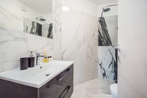 Shower, hair dryer, towels, soap - Exclusive City Apartments (Pula)