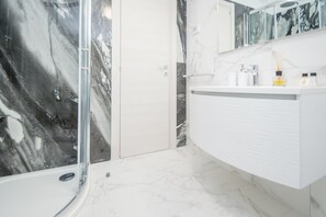 Appartement Exclusif (5) | Salle de bain | Douche, sèche-cheveux, serviettes fournies, savon