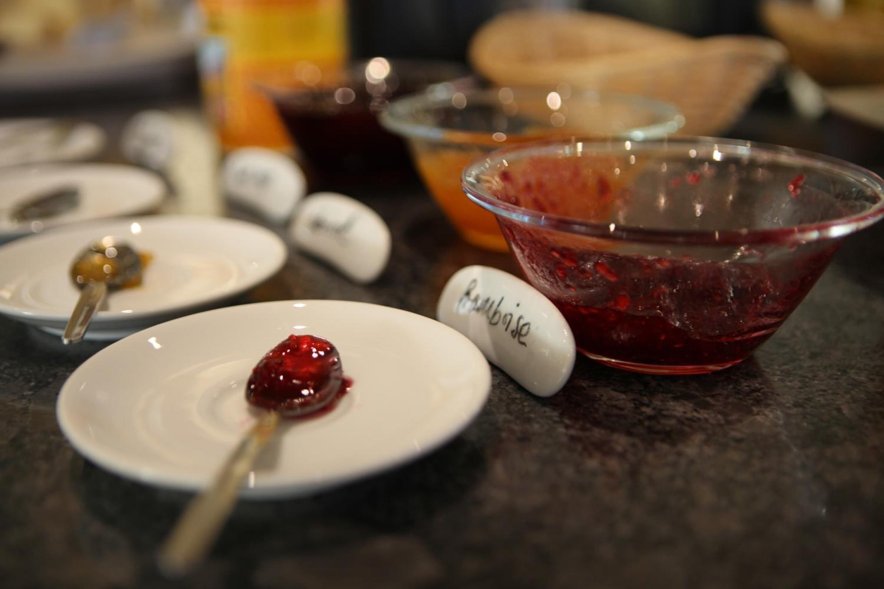 Une table avec divers condiments et une cuillère sur une assiette.