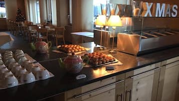 Petit déjeuner buffet (19 CHF par personne)