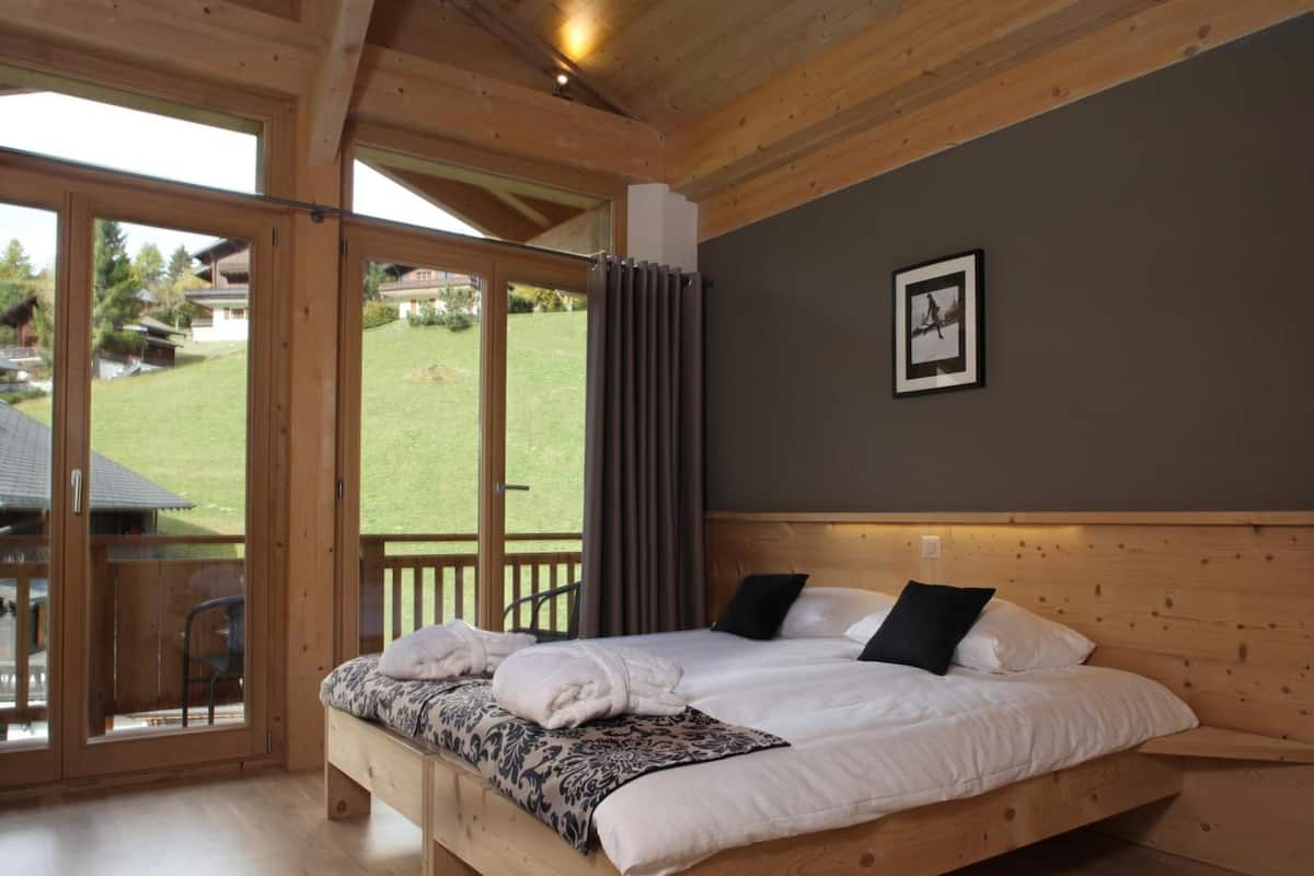 blackout curtains, soundproofing, free cots/infant beds, rollaway beds