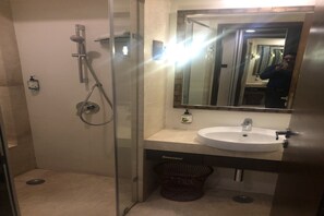 Shower, free toiletries