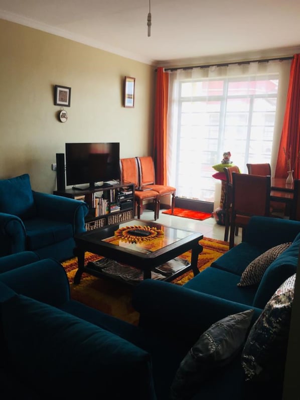 Apartamento, 3 quartos | Sala de estar | TV de tela plana