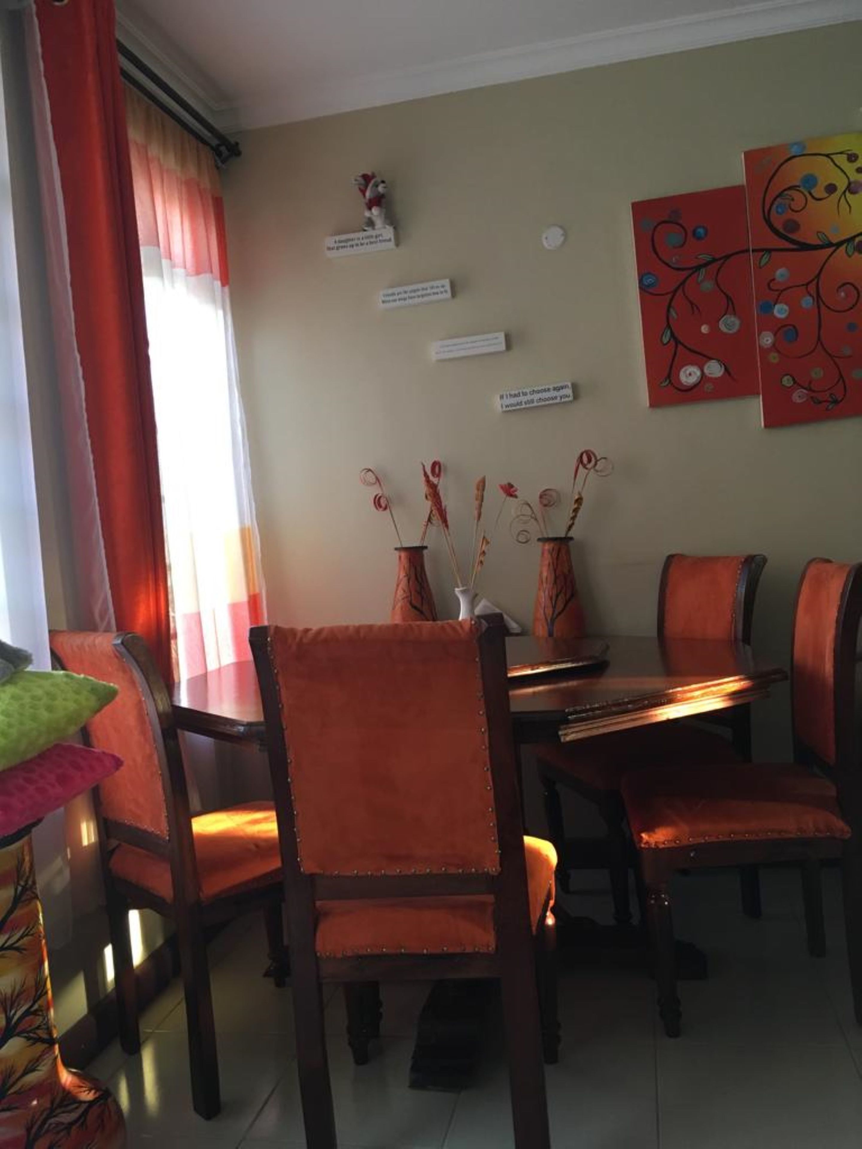 Apartamento, 3 quartos | Opções para refeição no quarto