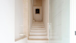 A staircase with white steps leading to a landing. - Donna Domenica Boutique Suites (Polignano a Mare)