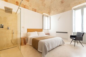 Habitación doble Deluxe | Minibar, caja de seguridad en la habitación y escritorio 