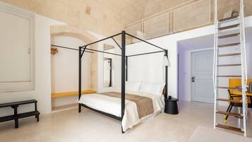 Superior tweepersoonskamer | Een minibar, een kluis op de kamer, een bureau, geluiddichte muren