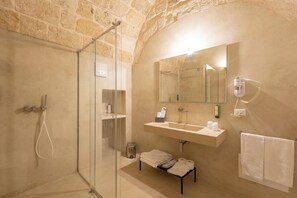 Comfort appartement | Badkamer | Een douche, een regendouche, een haardroger, badjassen