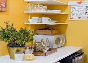 Studio Suite | Private kitchen | Fridge, microwave, oven, stovetop
