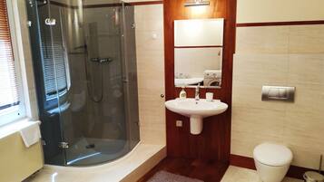 Luxury-Apartment | Badezimmer | Dusche, Handtücher, Shampoo