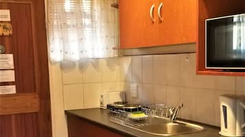 Apartemen (Rosemary) | Dapur kecil pribadi | Lemari es, microwave, kompor, dan pemanggang roti