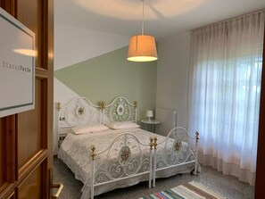 可動式ベッド、WiFi (無料)、ベッドシーツ