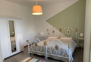 Rollaway beds, free WiFi, bed sheets - Catarina (Tollo)
