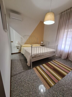 三人房 (Private External Bathroom - Gialla) | 折叠床/加床（额外收费）、免费 WiFi、床单