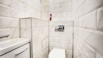 Apartment | Badezimmer | Duschwanne, Haartrockner, Hausschuhe, Handtücher