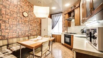 Apartment | Eigene Küche | Großer Kühlschrank, Mikrowelle, Ofen, Herdplatte