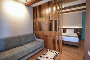 ห้องแฟมิลี่สตูดิโอสวีท, ระเบียง, วิวเมือง | 6 ห้องนอน, ตู้นิรภัยในห้องพัก, ห้องเก็บเสียง, Wi-Fi ฟรี